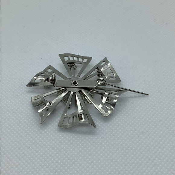 Windmill/ Pinwheel Silver Tone Brooch - Picture 4 of 4
